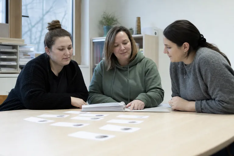 Ein Kita-Team verteilt Zuständigkeiten für die Bearbeitung von Kinderakten.